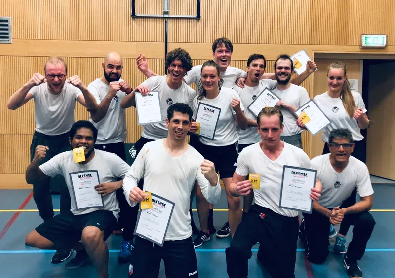 Team met certificaten na een Krav Maga workshop